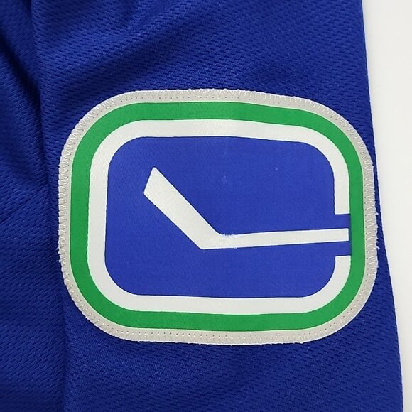 NHL Vancouver Canucks Youth Hockey Jersey Reebok Blue Classic Style Home Sz S/M - Picture 7 of 11